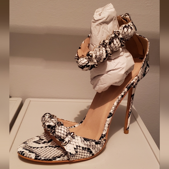 ALMUDENA Spike & Ball Ankle Strap Stiletto High Heels (Blk&Whte Snake) Size: 7.5 - Picture 5 of 6